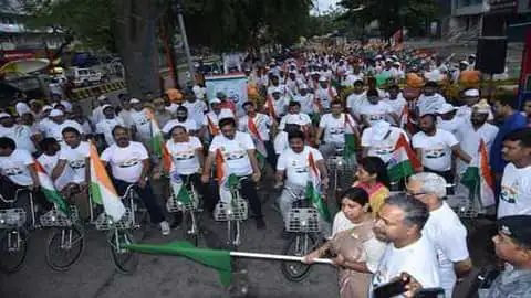 प्रयागराज योगी सरकार में कैबिनेट मंत्री नंद गोपाल गुप्ता नंदी ने अधिकारियों संग निकाली तिरंगा साइकिल यात्रा 