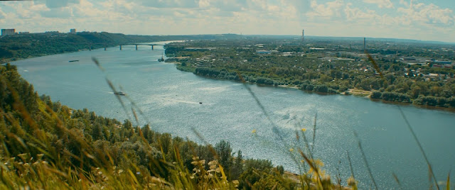 Вид с высокого берега на реку