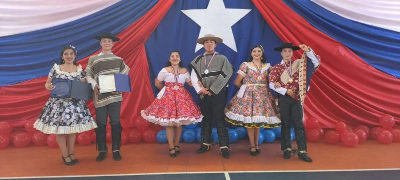 Campeonato comunal de cueca escolar reunió a medio centenar de bailarines