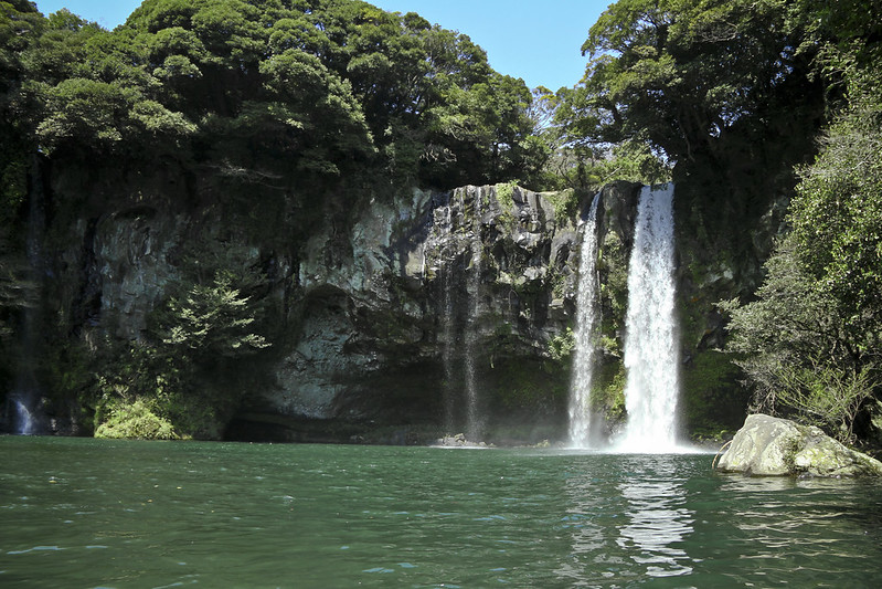 Jeju's countless treasures are volcanic rocks that have absorbed the history of over four hundred million years.