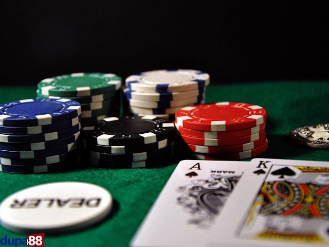 Perbandingan Omaha Poker dengan Texas Hold’ em: Metode Bermain Omaha Poker