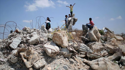 Niños palestinos juegan entre los escombros de las casas destruidas en la última agresión militar israelí contra Gaza en 2014.