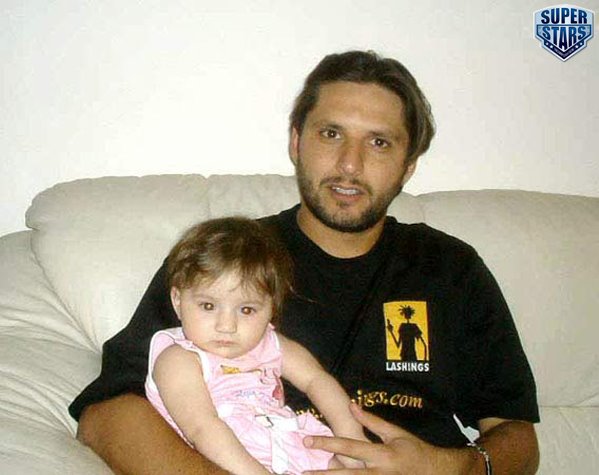 shahid Afridi family pic.