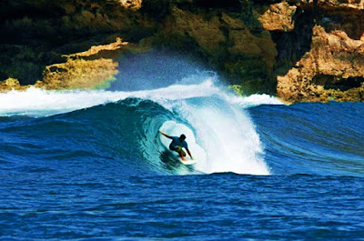 surfing di pantai watu karung