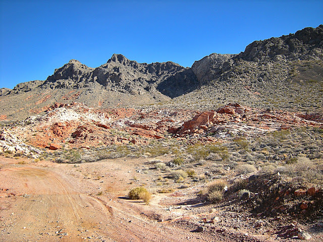 Buffington pocket Clark County Nevada Valley of Fire Muddy Mountains thrust belt Jurassic Cambrian geology travel field trip copyright rocdoctravel.com