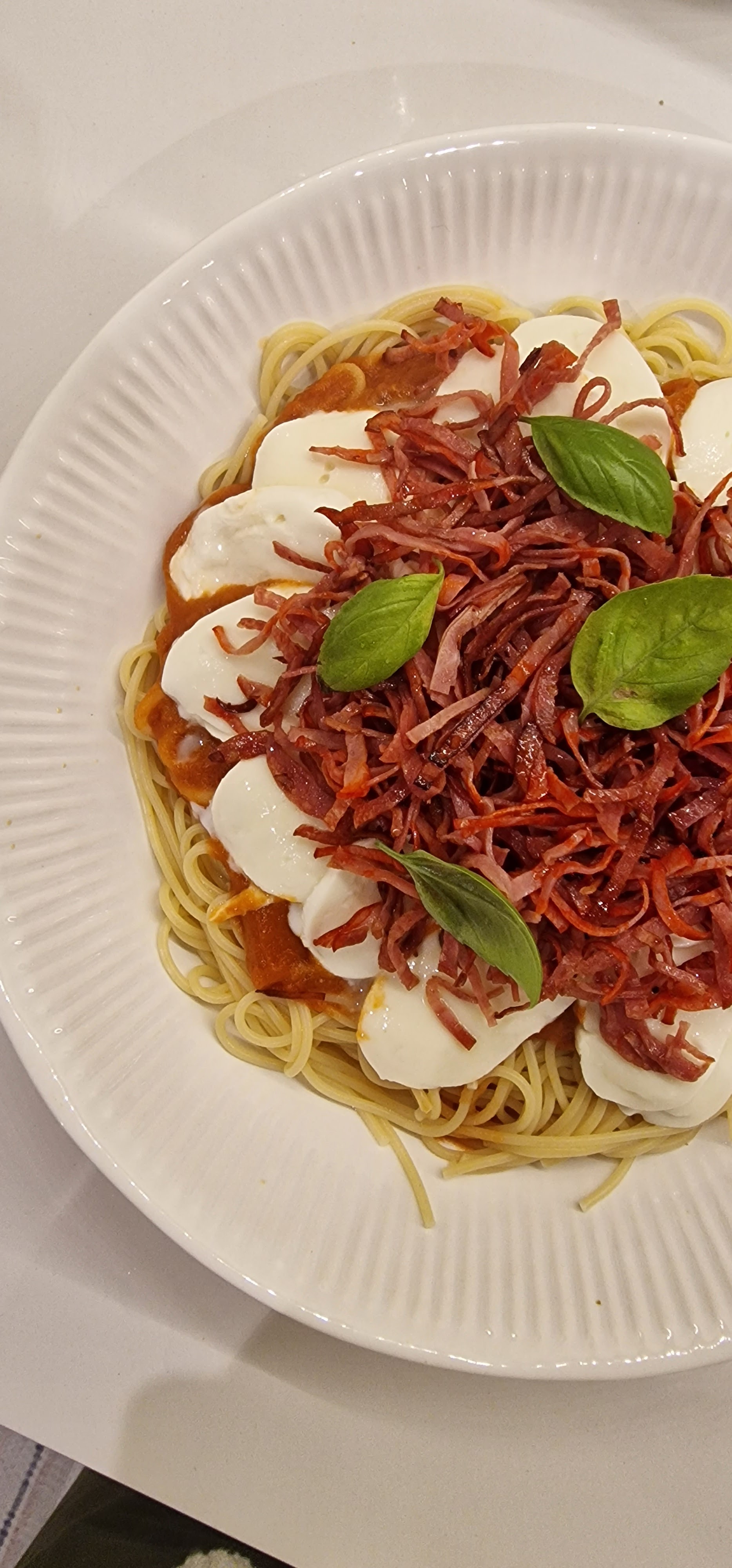 Esparguete com Carnes Frias, Mozarella e Molho de Tomate Caseiro