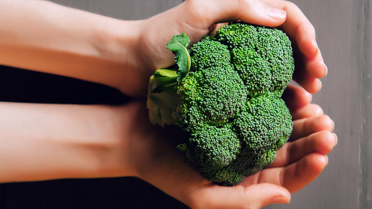 Brokoli adalah sayuran yang kaya akan senyawa antiinflamasi dan antioksidan, termasuk vitamin K dan vitamin C, yang dapat melindungi otak dari peradangan dan kerusakan oksidatif.