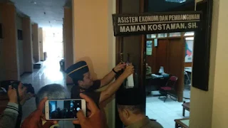 Kejari Indramayu Berbagi Kaos Dan Stiker Di Hari  Anti Korupsi International