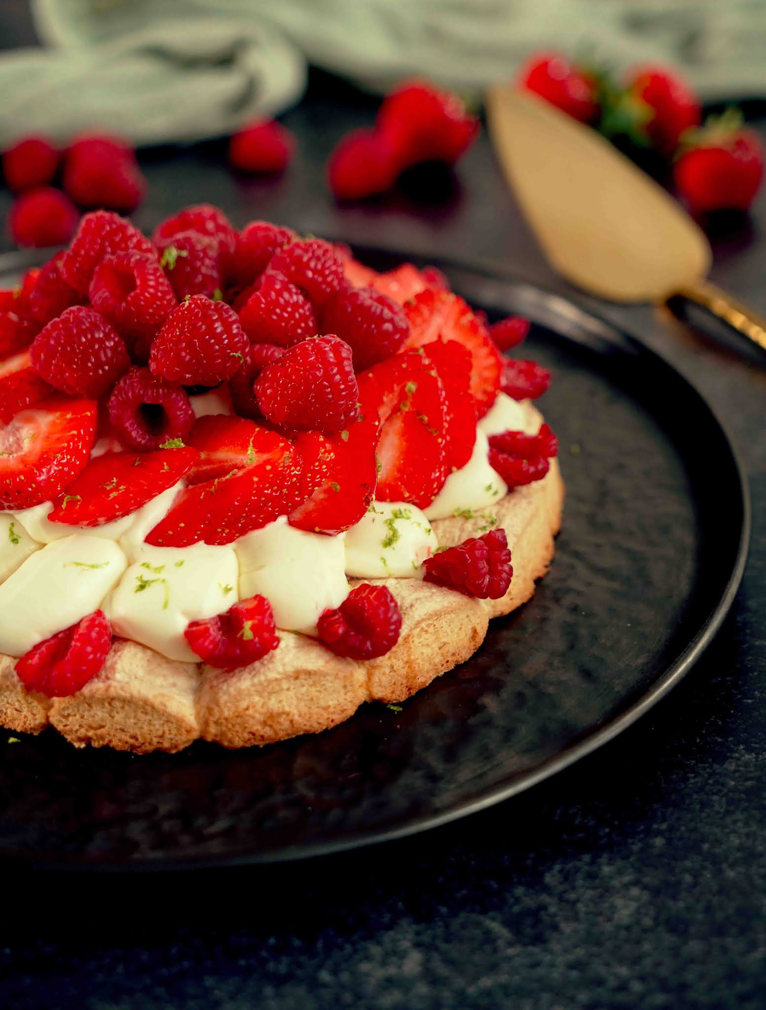 gateau de fêtes, dessert aux fraises , dacquoise