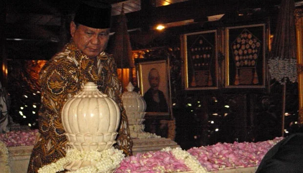 Juru Kunci Makam Astana Giri Bangun Sebut Soeharto Restui Prabowo-Puan di Pilpres 2024