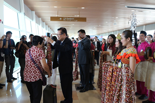 Sambutan untuk penumpang Air Asia di Kuching International Airport