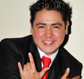 Foto del cantante Lucho Cuellar sonriendo