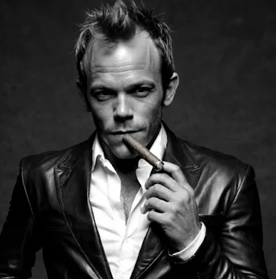 Black and white photograph of Stephen Dorff wearing a black leather blazer from the chest up :-)