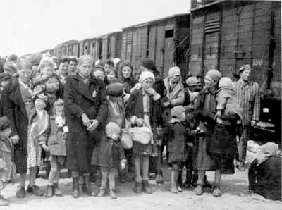 Judeus na parte de fora do trem que os levou a Auschwitz
