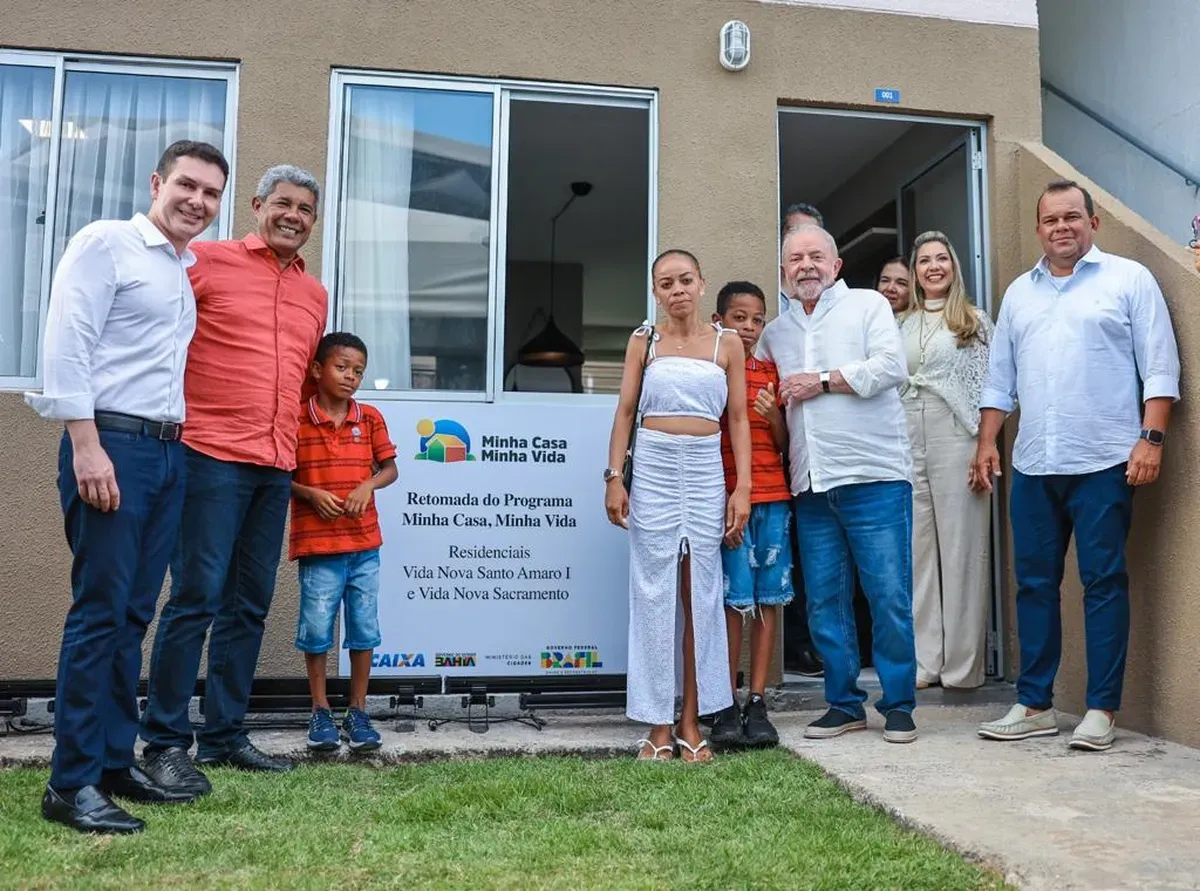 Lula assina, em Santo Amaro (BA), MP que retoma programa Minha Casa, Minha Vida