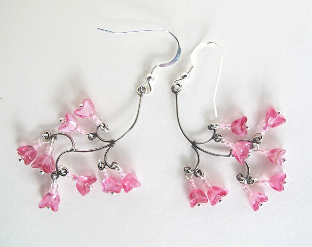 'cherry blossom '   Sterling zilveren haakjes en takjes met roze glasbloemetjes ( 8 per bel )  Totale lengte : net geen 6 cm