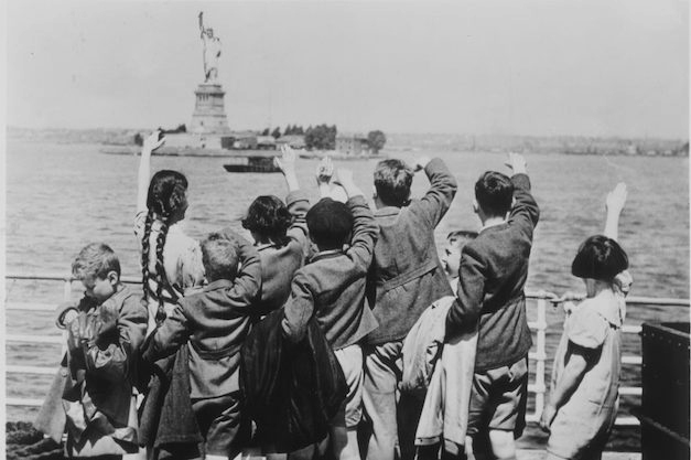 Jewish immigrant children reach America.