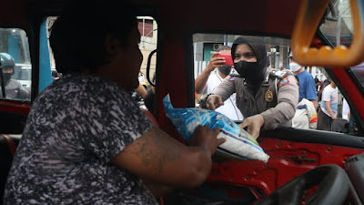 Polda Sulut Sasar Sopir Angkot Dampak Penyesuaian Harga BBM , 500 Kantong Beras di Salurkan