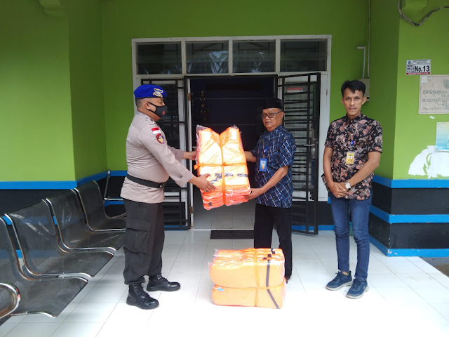 Satpolairud Polres Bintan Bagikan 40 Life Jacket Untuk Nelayan di Tiga Desa