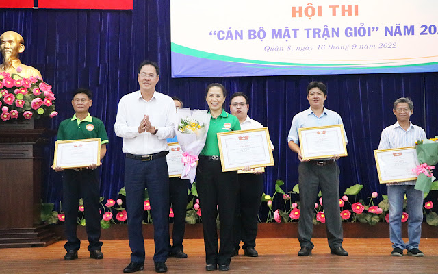 Đồng chí Nguyễn Thành Trung, Phó Chủ tịch Thường trực Ủy ban MTTQ Việt Nam Thành phố trao Bằng khen cho Ủy ban MTTQ Việt Nam quận Bình Thạnh đạt giải nhất hội thi. (Ảnh: D. Dương)
