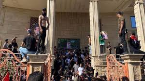 Manifestantes irrumpen en embajada de Suecia en Irak