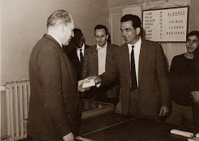 Àngel Ribera recogiendo su premio en el I Torneo Nacional de Ajedrez de Granollers 1964