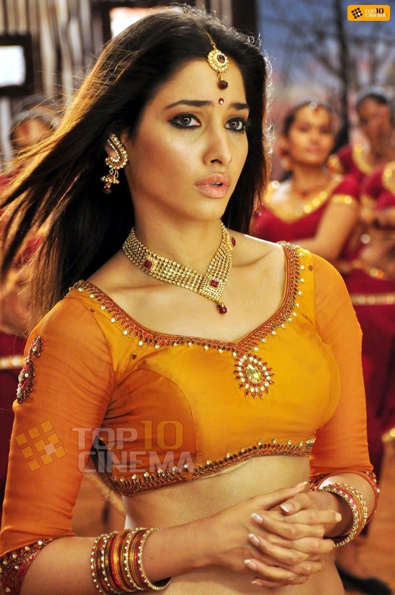 Tamanna Bhatia dancing in the song "Pudikale Pudikuthu" from the movie "Venghai"