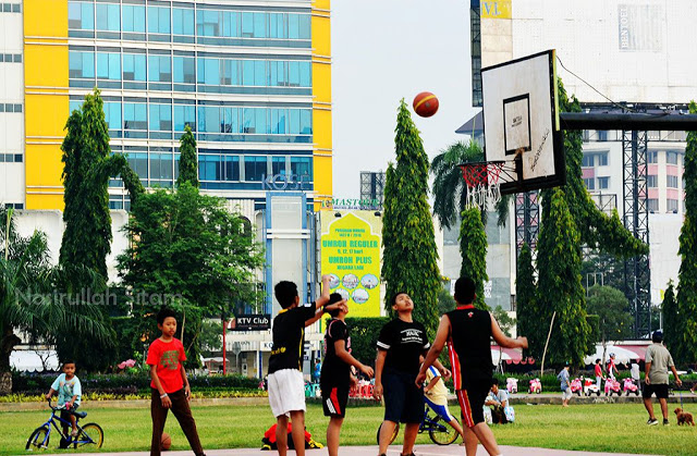 Aktivitas masyarakat di Simpang Lima Semarang