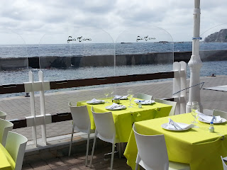 Terraza del Restaurante La Tana en Cabo de Palos, Cartagena. con vistas al mar