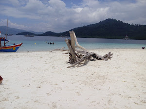 Pantai Kelegian Lunik Pulau Kecil yang Menyimpan Sejuta Keindahan