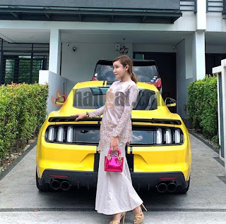 Safiey Ilias, usahawan muda, usahawan kecantikan, Sport car, kereta idaman, kereta sport, selebriti kaya popular, usahawan kosmetik Malaysia berjaya, kereta mewah, Ford mustang yellow kuning, harga Ford mustang,