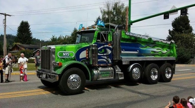 dump truk  mack warna peterbiltr warna hijau