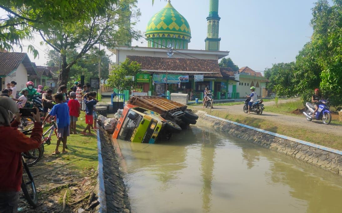 Truk Rosok Tercebur ke Sungai Kendal, Diduga Hasil Curian dari Bos Rosok Candiroto