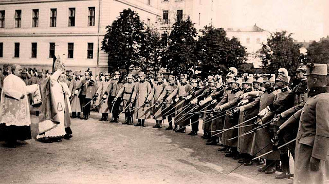 O Cardeal Friedrich Gustav Piffl consagra as espadas dos oficiais recém-qualificados do Exército Austro-Húngaro na Academia Militar Franz Joseph em Viena, em 1914