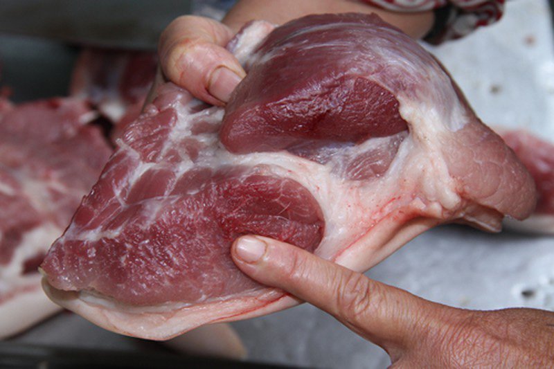 1. Thịt lợn có màu thâm, dính máu trên bề mặt