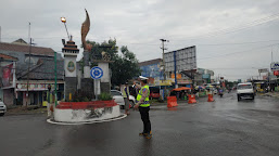 Polsek Jatibarang Kembali Lakukan Pengaturan Lalu Lintas di Simpang Tiga Tugu Kujang