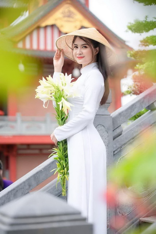 Thiếu nữ áo dài trắng, hoa sen