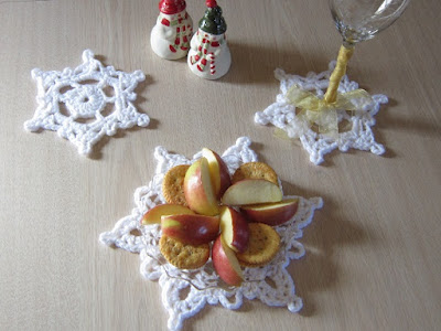 free crochet pattern, snowflake, lacy, doily, coaster, worsted weight, acrylic yarn, Red Heart