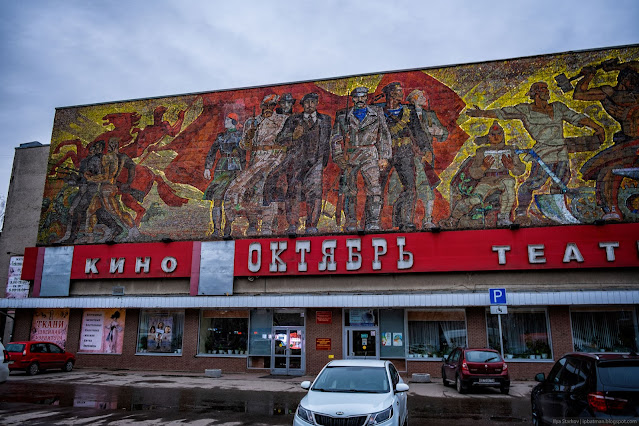 Советское мозаичное панно на фасаде кинотеатра