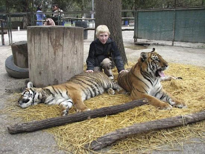 Berfoto dengan binatang buas di Lujan Zoo