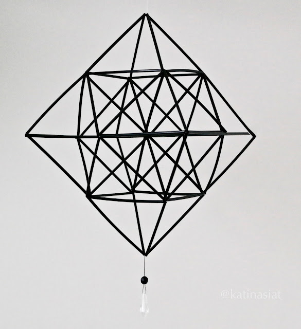 Himmeli, pillihimmeli, straw himmeli,askarteluidea, jouluaskartelu, muovipilleistä modern geometric