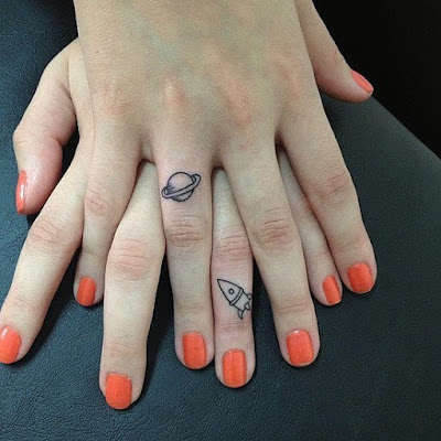 tatuaje de pareja tatuaje planeta cohete dedo