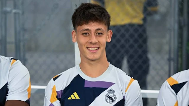 Arda Güler : Le Real Madrid prêt à le laisser partir ?  Le jeune prodige turc, arrivé au Real Madrid l'été dernier, peine à trouver du temps de jeu. En manque d'occasions de s'exprimer, Güler pourrait bien quitter la Maison Blanche dès cet hiver. Trois clubs européens le suivent de près.  Un talent prometteur freiné par les blessures  Arda Güler débarquait à Madrid auréolé d'une belle réputation après ses performances remarquées avec Fenerbahçe et la sélection turque. Mais le destin a joué un mauvais tour au jeune joueur de 18 ans, qui a enchaîné les blessures depuis son arrivée.  Un temps de jeu famélique  Depuis le début de la saison, Güler n'a disputé que 89 petites minutes toutes compétitions confondues. Un maigre bilan qui contraste avec son immense potentiel. Carlo Ancelotti, soucieux de ne pas précipiter son intégration, préfère le préserver.  Des prétendants à l'affût  Pendant ce temps-là, d'autres clubs lorgnent sur Güler. Selon SPORT, trois clubs seraient intéressés par l'international turc, que ce soit sous forme de prêt ou de transfert définitif. Le Bayer Leverkusen, leader de Bundesliga, Tottenham et l'AC Milan sont les trois équipes citées.  Le Real Madrid ouvert à un départ  Le Real Madrid, qui a misé sur Güler l'été dernier, pourrait se résoudre à le laisser partir. Un prêt avec option d'achat ou un transfert assorti d'une clause de rachat semblent être les options privilégiées.  Un avenir incertain  L'avenir d'Arda Güler s'écrira-t-il loin du Real Madrid ? La décision finale reviendra au club, qui devra trancher entre le besoin de protéger son jeune talent et l'urgence de lui offrir du temps de jeu pour qu'il puisse s'épanouir.