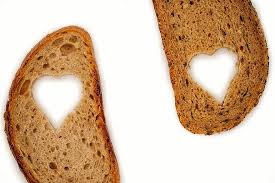 deux tranches de pains complet avec un coeur