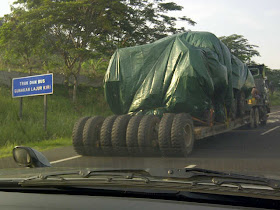 Kendaraan Tempur yang didudga Panser Terrex Melalui Jalan TOL