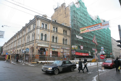 Перед Новым годом в Апраксином переулке погиб человек. Напомним, что 27 декабря на Апраксином переулке около 17.00 на женщину 1968 года рождения упала ледяная глыба. наледь. От полученных наледью травм женщина скончалась до приезда скорой. Данное здание, как предполагалось, находится в ведении ООО «Главстрой» и ООО «Главстрой-СПб». Однако на днях история получила проджолжение. Официальная пресс служба крупнейшей компании застройщика ГЛАВСТРОЙ отмежевалась от данного здания в центре Петербурга.