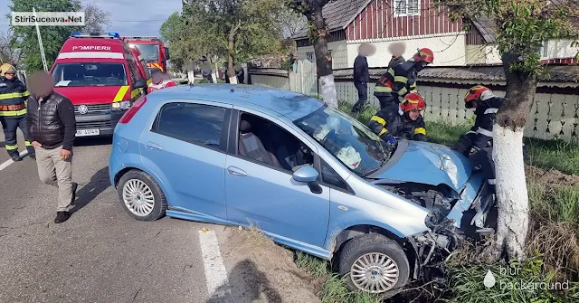 Accident la Marginea. Șofer încarcerat în mașina cu care s-a izbit într-un copac