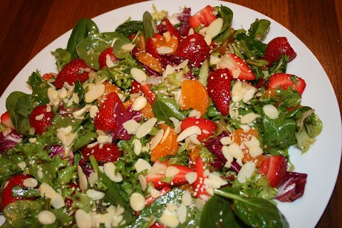 Salada de alfaces, espinafres baby, morangos e tangerina com molho de canela