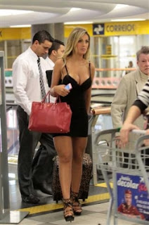 Andressa Urach no aeroporto