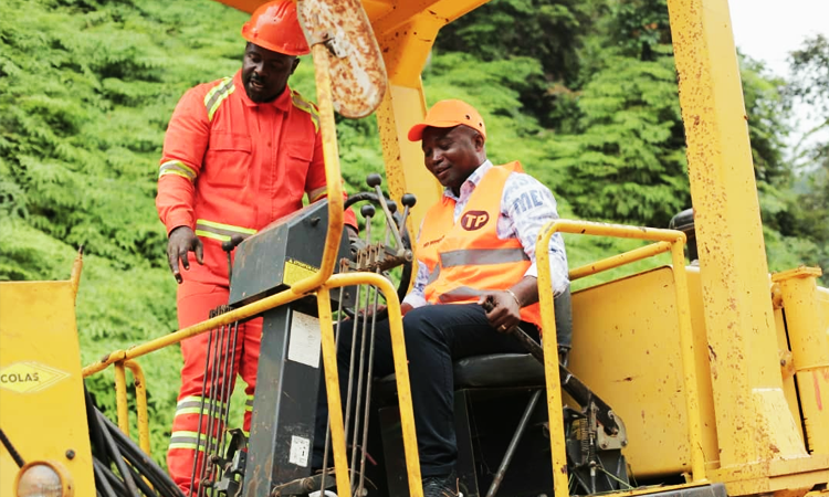 les travaux confiés à Colas Gabon consistent notamment à curer les bourbiers, recharger la route, remettre en forme la chaussée, poser des buses métalliques, ...